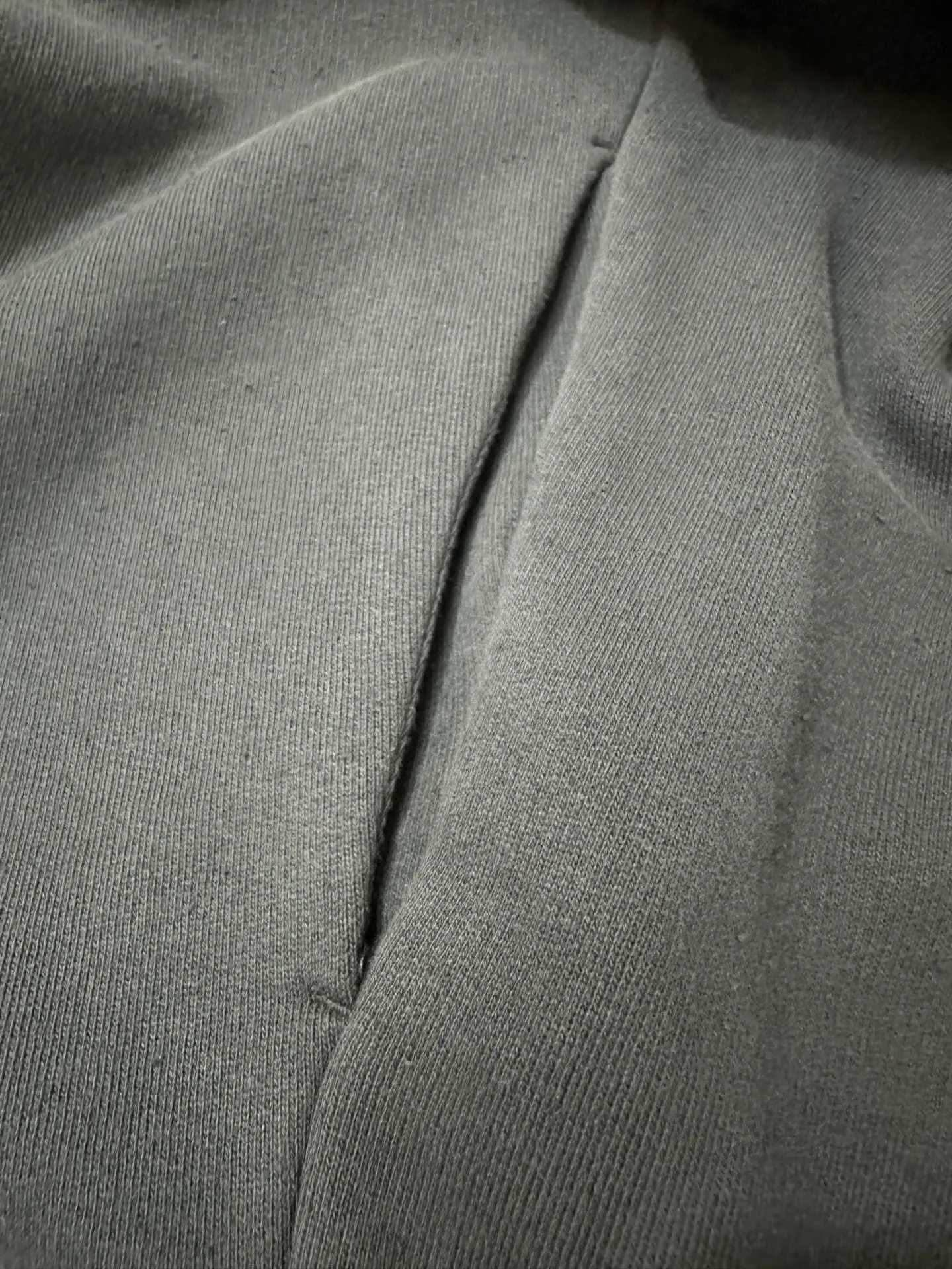 Acne Studios 26FW lapel zipper sweatshirt jacket. Fabric: Made of washed distressed terry cotton, ready-to-wear dyeing process, with Retro distressed and faded texture, and the edges of the collar are frayed and raw. Details: White embroidered text "Acne Studios STOCKHOLM" on the left chest; metal zipper (the original uses Lampo zipper); ribbed hem and cuffs, short length, optimized body proportions. The picture shows the carbon black/dark charcoal gray distressed color custom hardware, threads, accessories, plate alignment, men and women, Same Style Color: Dark Charcoal Gray, Light Green Size: XS S M L